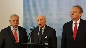 Адамантиос Василакис, медиатор ООН Мэтью Нимиц и министр обороны Республики Македония Зоран Йолевский на пресс-конференции после раунда переговоров в ноябре 2012 года