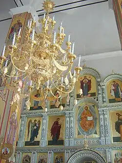 Верх иконостаса и люстра