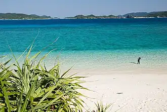 Вид с Акадзимы на окружающие рифы