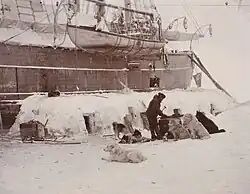 Кузнечные работы на льду. Хорошо видны собачьи будки, изолированные снегом и льдом