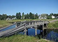 Берег озера с рядом деревянных мостиков в Нольякке (район Йоэнсуу)