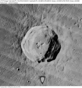 Снимок зонда Lunar Orbiter – IV. Треугольная структура в нижней части снимка – артефакт изображения вызванный неисправностью оборудования.