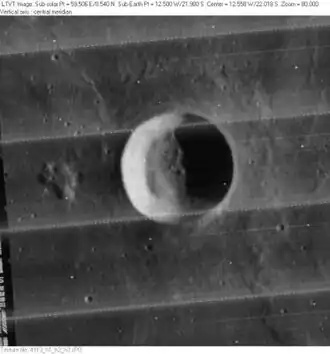 Снимок зонда Lunar Orbiter - IV. Полосы на снимке – артефакт изображения.