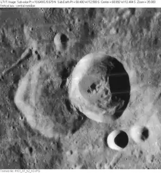 Снимок зонда Lunar Orbiter - IV. Кратер Сирсалис справа, слева – сателлитный кратер Сирсалис A.