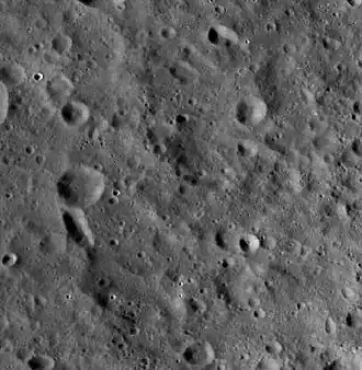 Снимок зонда Lunar Reconnaissance Orbiter. На снимке крайне тяжело определить границы кратера, см. схему расположения сателлитных кратеров ниже.