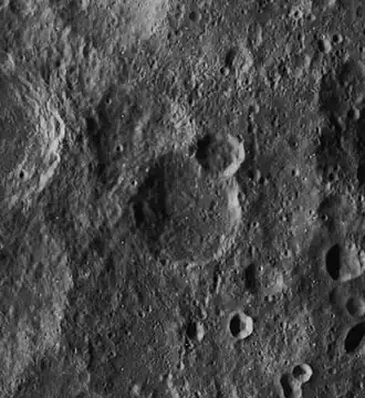 Снимок Lunar Orbiter – III. Кратер Д’Арсонваль перекрывает северо-восточную часть вала кратера Данжон (в центре снимка).