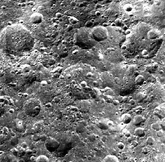 Снимок зонда Clementine. Кратер Дюнер в центре.