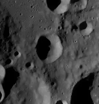 Снимок зонда Lunar Reconnaissance Orbiter. Кратер Л. Кларк в центре снимка.