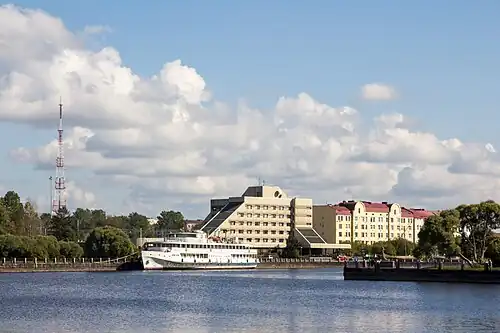 Теплоход «Короленко», гостиница «Дружба» и бывшее здание компании «SOK»