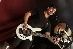 Басист Дэниел Оливер