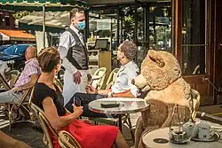 На террасе «Дё маго» во время пандемии COVID-19 (август 2020)