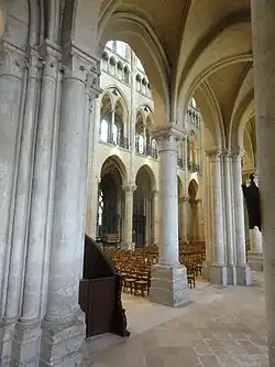 Опоры сводов и четырёхъярусное строение нефа