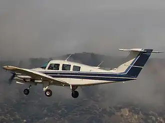 Модель 1978 года Beech 76 Duchess, эксплуатируемая Национальной школой лётчиков-испытателей в аэропорту Мохаве.