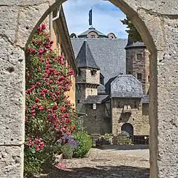 Внутренний двор к замку.