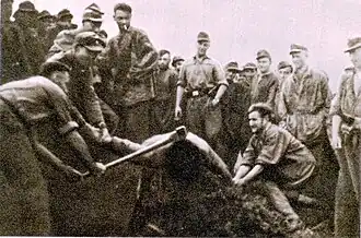 Усташи отрубают голову пленному партизану