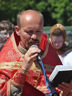 Отец Виктор Милейко освящает памятник