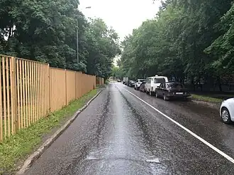 Вид от перекрёстка в сторону Озёрной улицы.