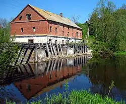 Бывшая водяная мельница на Мнюте в Лужках весной 2007 года