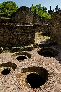 Отверстия для квеври в Икалтойском монастыре