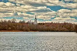 Вид на церковь в деревне Понизовье на берегу реки Малая Пудица