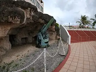 Одно из двух японских коротких 20-сантиметровых орудий двойного назначения на пляже Дунксас