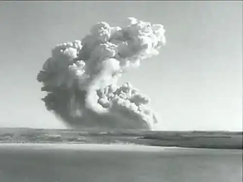Разрушенный морским ветром гриб надводного ядерного взрыва Ураган 27 кт на борту фрегата «Плим»