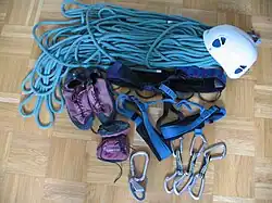 Спортивное снаряжение для скалолазания: верёвка, каска, скальные туфли, мешочек для магнезии, страховочная система, оттяжки, карабин