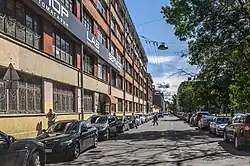 Вид от Чкаловского проспекта. Слева — комплекс зданий Печатного двора. Справа — Ораниенбаумский сквер