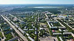 Вид с высоты, улица в центре снимка