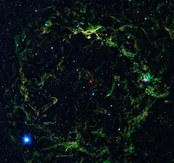Кольцо видно при наблюдении в инфракрасной части спектра. Изображение включает очень яркий источник инфракрасного излучения Бетельгейзе; при переводе в оптическую часть спектра звезда принимает бело-голубой оттенок.