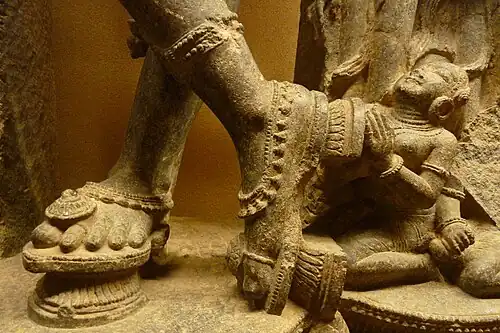 Инкрустированные падуки украшают ноги Кришны