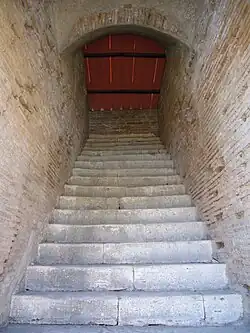 Травертиновая лестница на верхние этажи инсулы