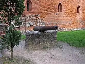 Старинная пушка у стен замка