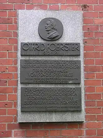 Памятная доска Отфриду Фёрстеру во Вроцлаве