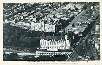 1920 год, вид с воздуха. По поручению федерального правительства на южной оконечности парка в 1909—1912 годах сооружён отель Шато-Лорье.