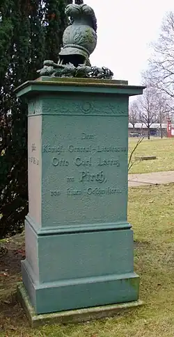 Памятник Пирху на его могиле, кладбище Инвалиденфридхоф