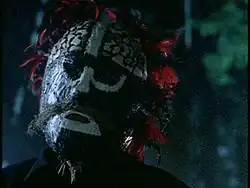 Человек в ритуальной маске. Режиссёр эпизода Роб Боуман вспоминал, что сцены, где фигурировала маска, было труднее всего снимать.