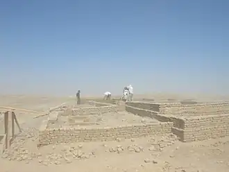 Археологический объект Отрар во время песчаной бури