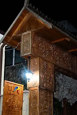 Узор на боковых сторонах ворот ложи «Овидий-25», напоминающий масонскую символику