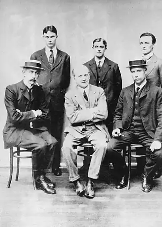 Дипломный класс Оксфордского университета по антропологии 1910—1911 гг. Томсон на переднем плане в центре