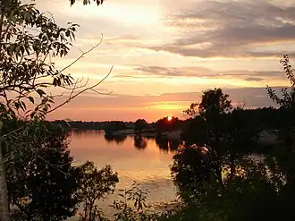 Озеро в центре города, закат