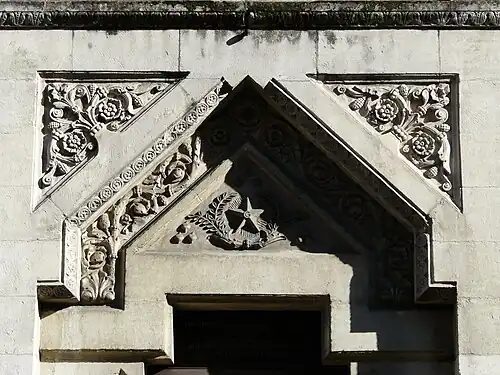 Тимпан над входом