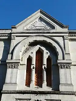 Окно и фронтон над входом