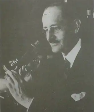 Пио дель Рио-Ортега в своей лаборатории в 1924 году