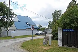 Перекрёсток улицы Мерикотка и Тормилинну в деревне Пюйнси