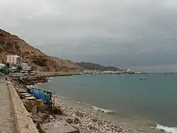 Дорога от порта Мукалла до Старого Города Эль-Мукаллы. Вид с набережной Старого Города. На фото порт Мукаллы, первые дома и оазис Старого Города.