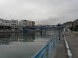 Эль-Мукалла. Канал и синий мост в Новом Городе Эль-Мукаллы.