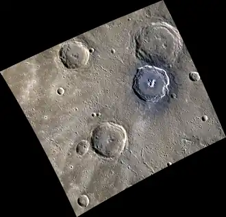 Бронте — самый большой кратер (верхний правый). Прямо под ним — кратер Дега.