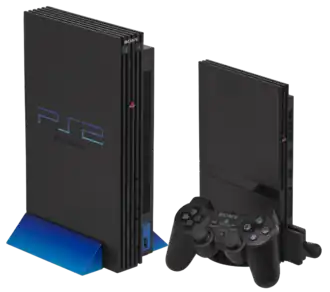 Слева: Оригинальная PlayStation 2, с вертикальной подставкойСправа: PlayStation 2 Slim, с вертикальной подставкой, 8 MB карта памяти и контроллер DualShock 2