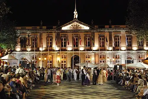 Фольклорный фестиваль перед дворцом